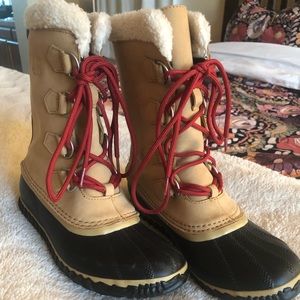 Sorel Caribou boots size 9, like new!
